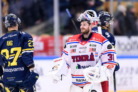 Timrås målvakt Tim Juel jublar
