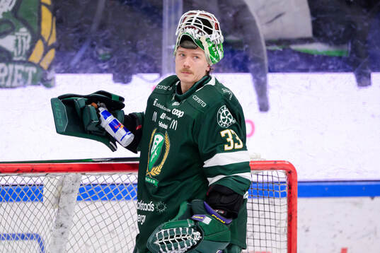 Färjestads målvakt Emil Larmi deppar