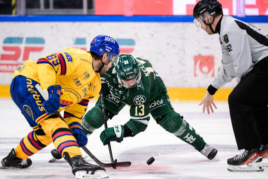 Djurgårdens Oula Palve och Färjestads Joel Kellman och