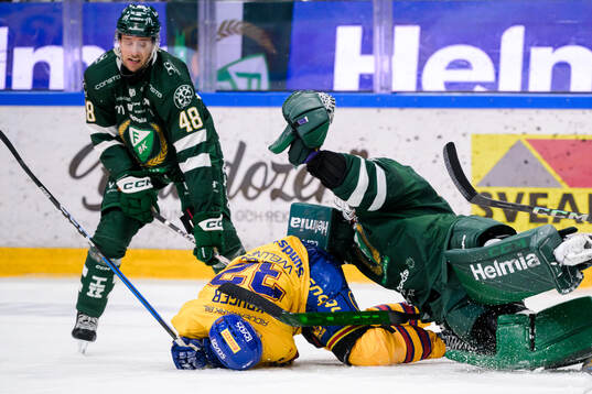 Färjestads målvakt Emil Larmi räddar en puck