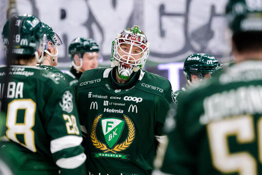 Färjestads målvakt Emil Larmi deppar