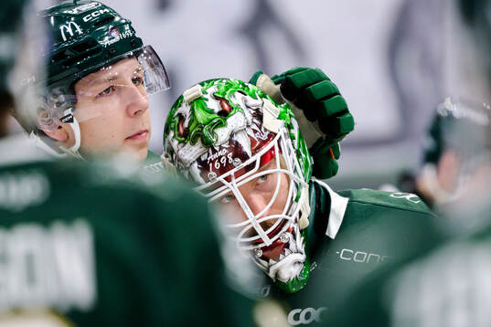 Färjestads Emil Alba och målvakt Emil Larmi deppar