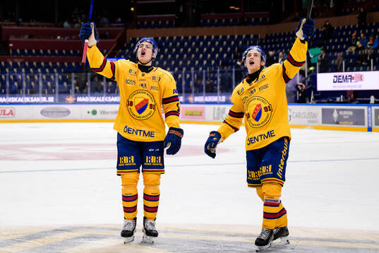 Djurgårdens Anton Frondell och Victor Eklund jublar
