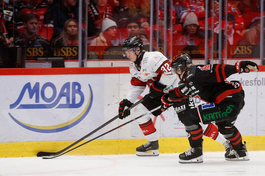 Malmö Redhawks Joona Ikonen och Örebros Noah Steen