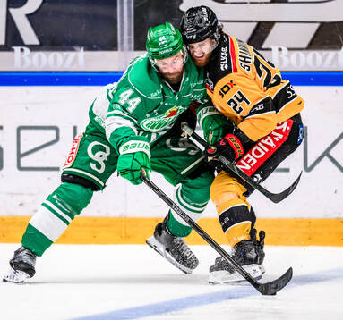 Rögles Calvin De Haan och Luleås Brendan Shinnimin