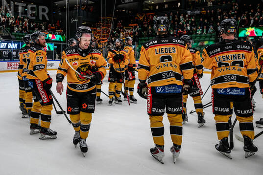 Luleås Brian O'Neill jublar med lagkamrater