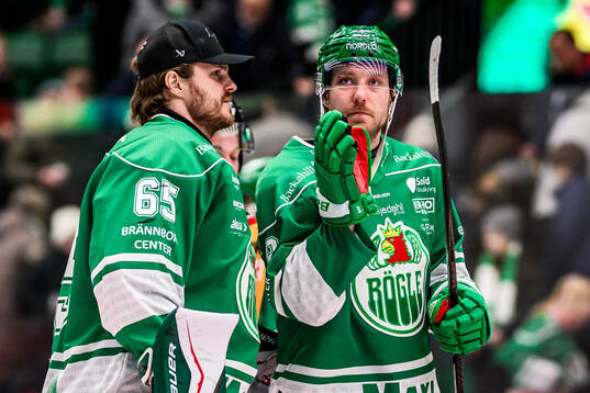 Rögles målvakt Christoffer Rifalk och Linus Sandin deppar