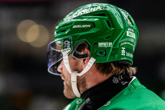 Impact by SHL klistermärke på en Rögle hjälm