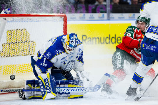 Frölundas Linus Weissbach gör 2-1 på Leksands målvakt