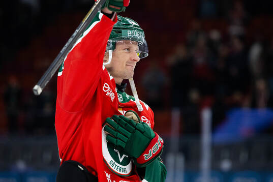 Frölundas Nicklas Lasu tackar publiken när han hyllas
