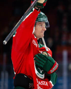 Frölundas Nicklas Lasu tackar publiken när han hyllas