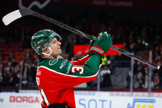 Frölundas Nicklas Lasu tackar publiken när han hyllas