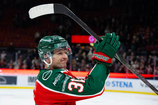 Frölundas Nicklas Lasu tackar publiken när han hyllas