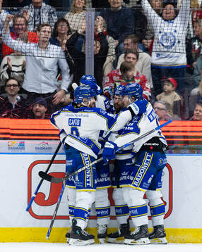 Leksands Gabriel Fortier jublar med lagkamrater
