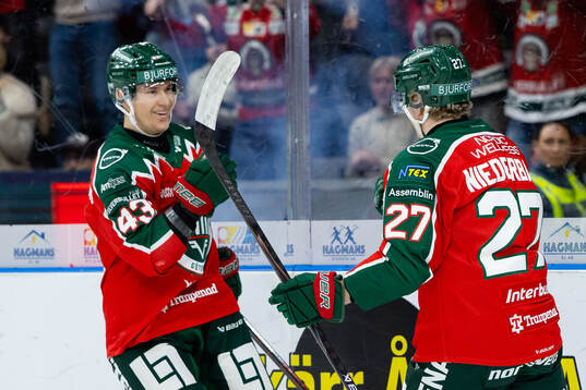 Frölundas Theodor Niederbach jubla ihop med Tom Nilsson