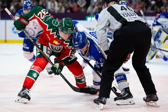 Frölundas Noah Hasa tekar mot Leksands Arvid Eljas