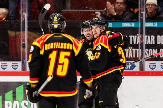 Brynäs Johannes Kinnvall och Jakob Silfverberg jublar