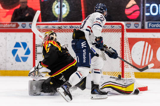 Linköpings Robin Kovacs och Brynäs målvakt Damian Clara