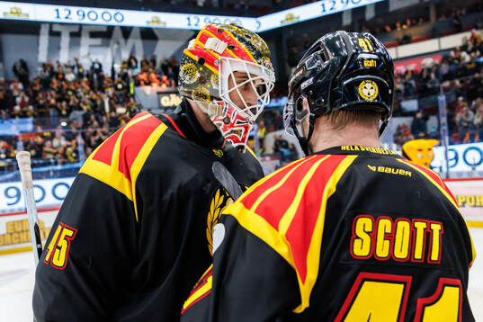 Brynäs målvakt Damian Clara jublar