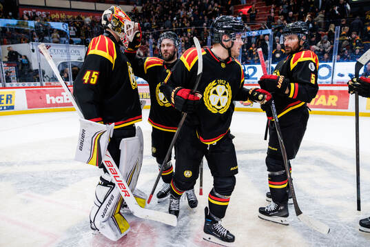 Brynäs målvakt Damian Clara och Johan Larsson jublar