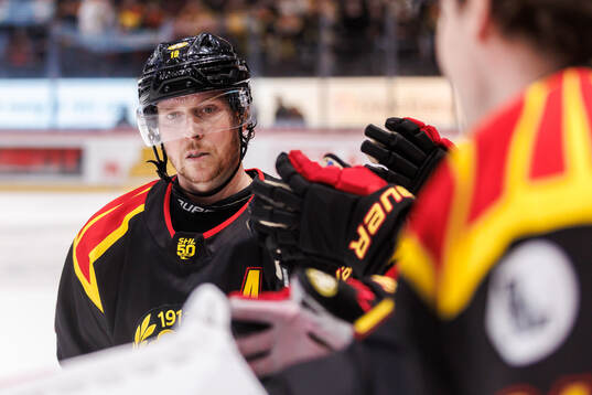Brynäs Nicklas Bäckström jublar i straffavgörandet