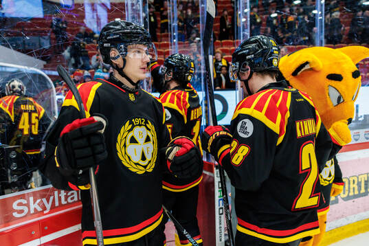 Brynäs Oskar Lindblom och Johannes Kinnvall jublar
