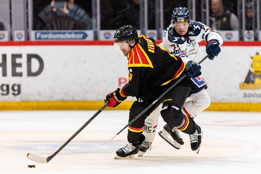 Brynäs Simon Bertilsson och Linköpings Eskild Bakke Olsen