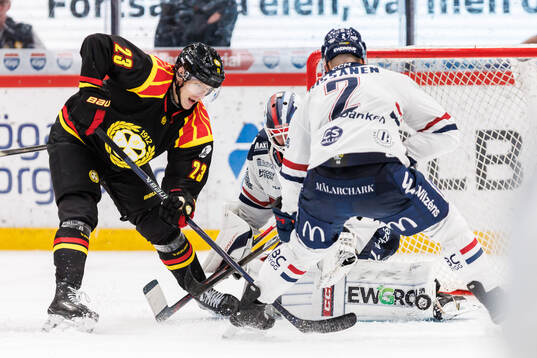 Brynäs Oskar Lindblom och Linköpings målvakt Waltteri