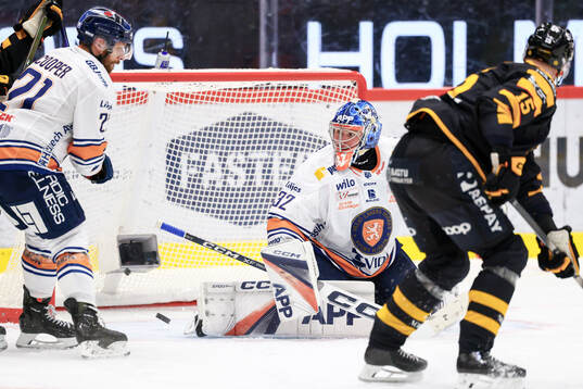 Skellefteås Lars Bryggman , ej i bild, gör 4-2 bakom