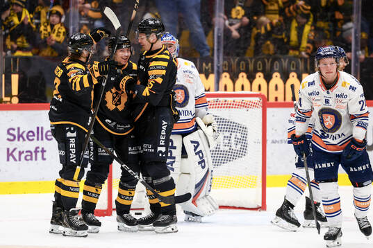 Skellefteås Pär Lindholm och Lars Bryggman jublar