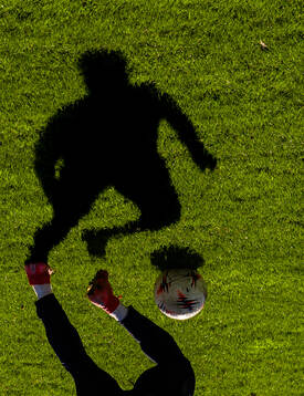 En skugga av en fotbollsspelare