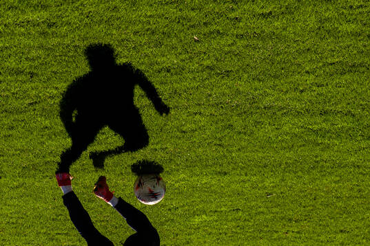 En skugga av en fotbollsspelare