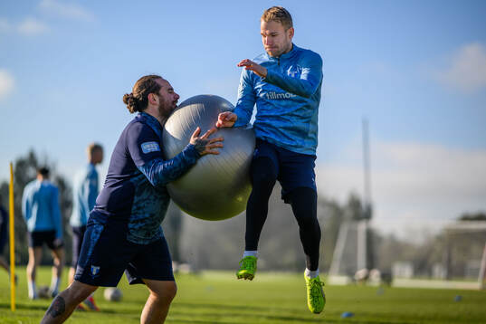 Oscar Lewicki hoppar mot massör Sebastian Leyton