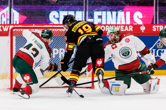 Tom Nilsson, goaltender Lars Johansson of Frölunda and