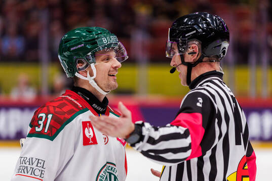Nicklas Lasu of Frölunda and referee Linus Öhlund