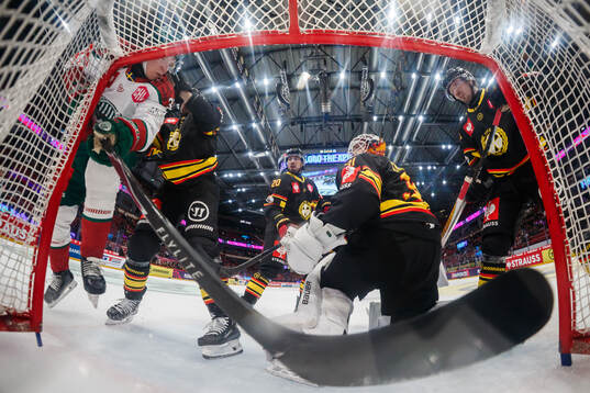 Noah Hasa of Frölunda and Michal Kempny of Brynäs