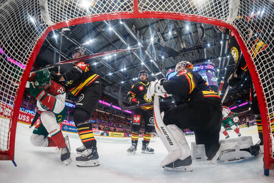 Noah Hasa of Frölunda and Michal Kempny of Brynäs