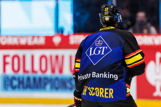 Jack Kopacka of Brynäs with a Top scorer shirt