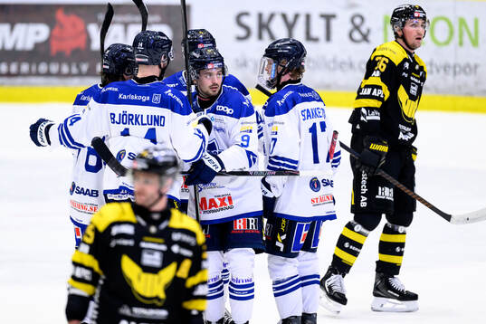Karlskogas Eero Teräväinen jublar