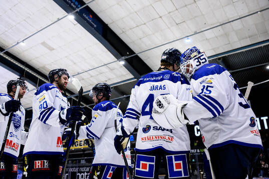 Karlskogas målvakt Lars Volden jublar med lagkamrater