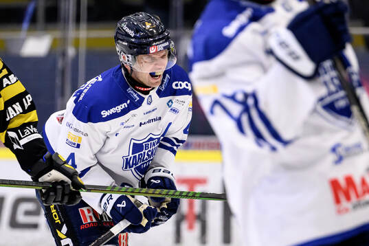 Karlskogas Alexander Leandersson har ont