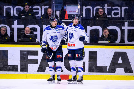 Karlskogas Andre Edvardsen Simen jublar