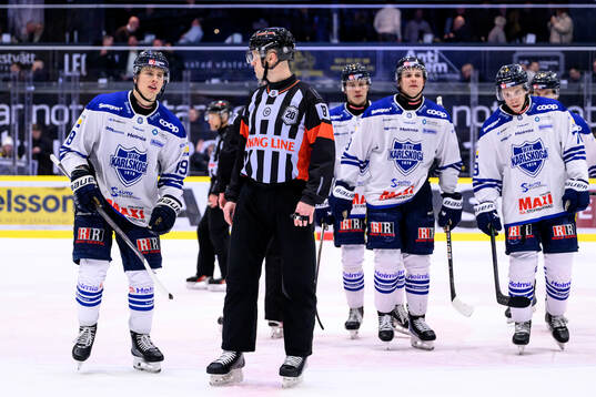Karlskogas Andre Edvardsen Simen jublar