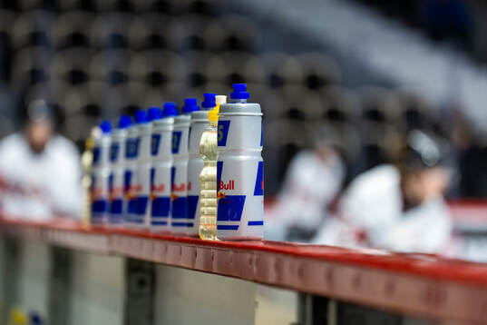 Vattenflaskor med Red Bulls logotyp på