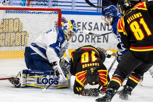 Leksands målvakt Marcus Gidlöf och Brynäs Johan Larsson
