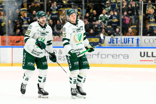 Färjestads Marian Studenic och Noel Fransén deppar