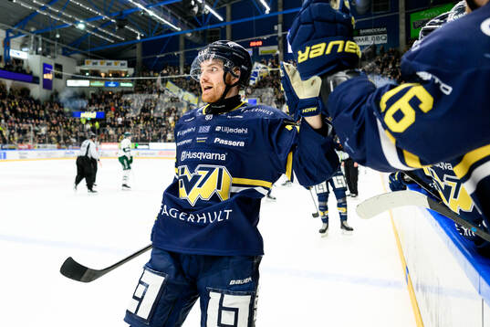 HV71s William Ignberg Nilsson jublar