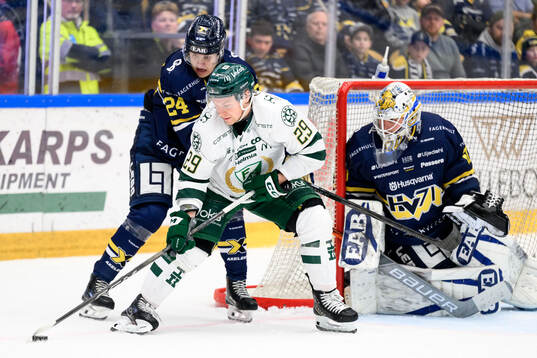 HV71s Hampus Eriksson och Färjestads Oskar Steen och HV71s