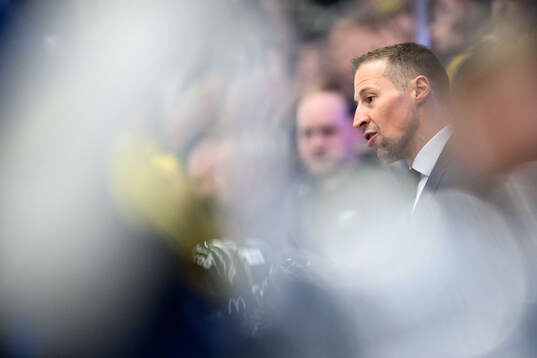Färjestads tränare Cam Abbott ishockeymatchen i SHL