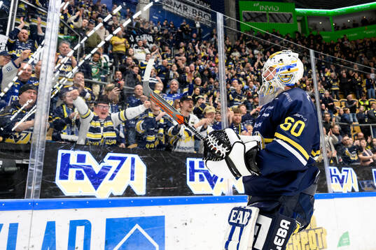 HV71s målvakt Felix Sandström jublar